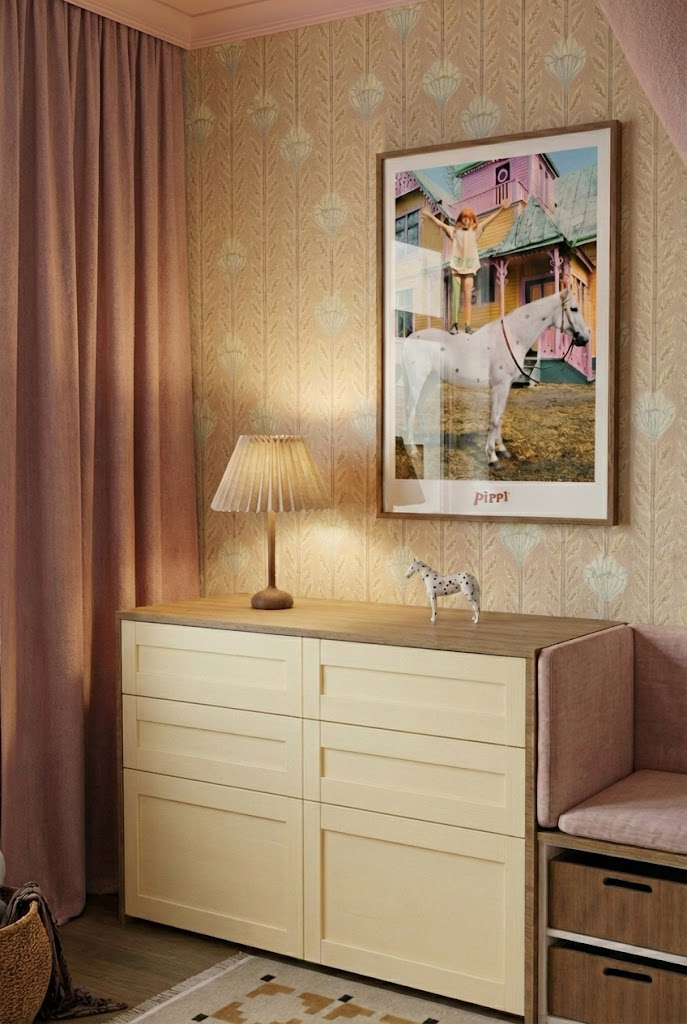 Holzkommode im Kinderzimmer mit Leuchte, Pferdfigur und Bild. Rosafarbener Vorhang.