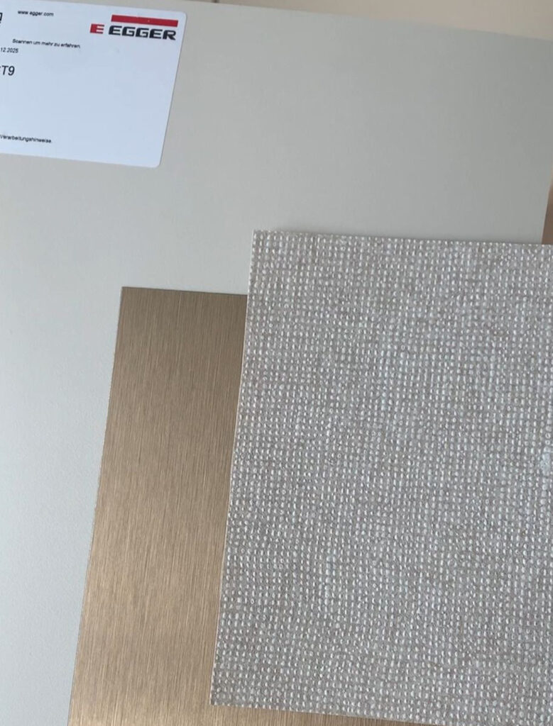 Materialauswahl für TV-Wand in München: Egger Dekore und Echtmetall für hochwertigen Hotel-Look.